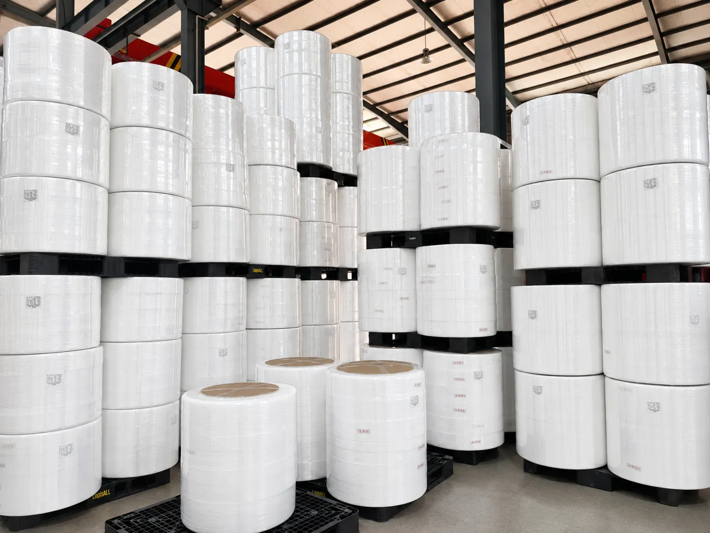 bulk supply of jumbo nonwoven rolls in warehouse for high-capacity hygiene material export