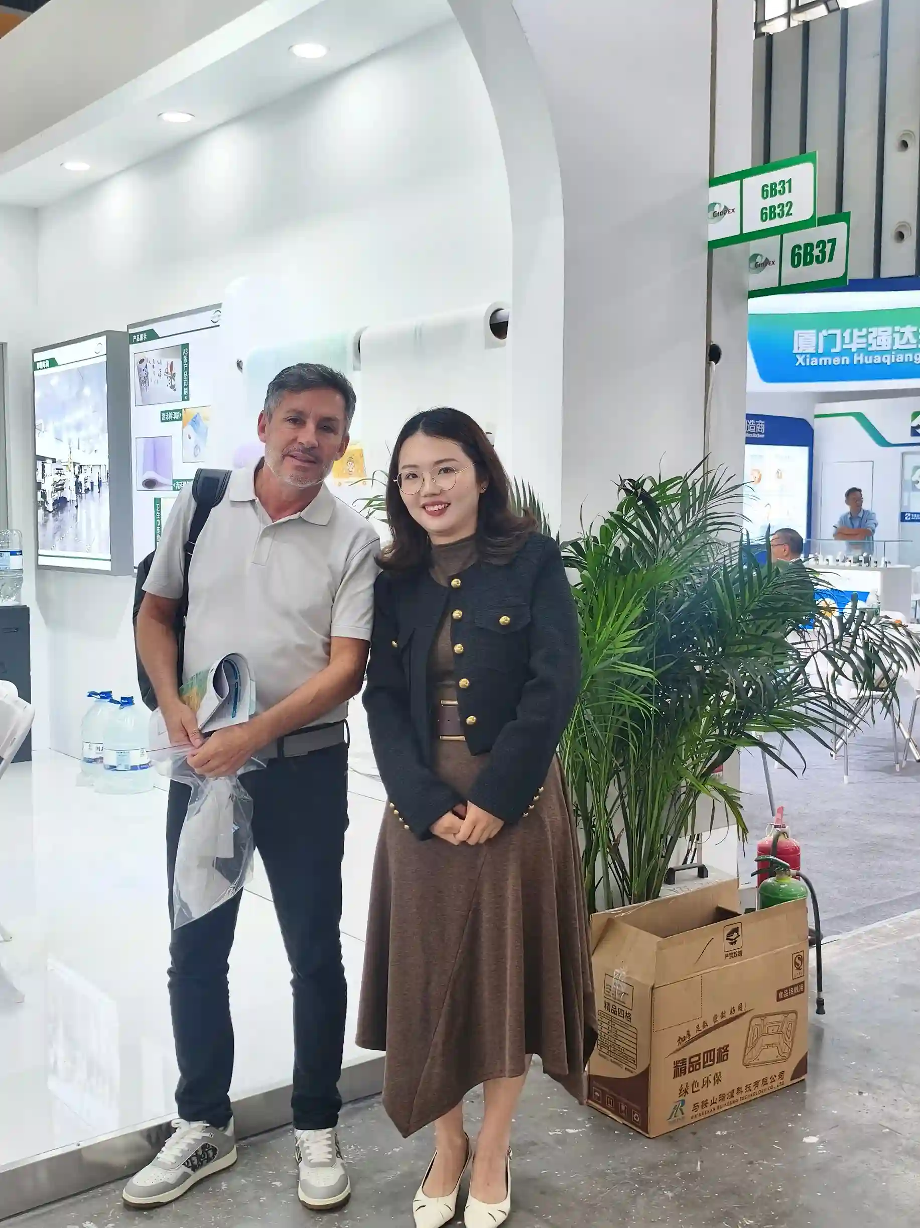 Urightmaterials Sales Manager Discussing Customized Diaper Raw Material Specifications With A Western Procurement Partner At A Trade Exhibition